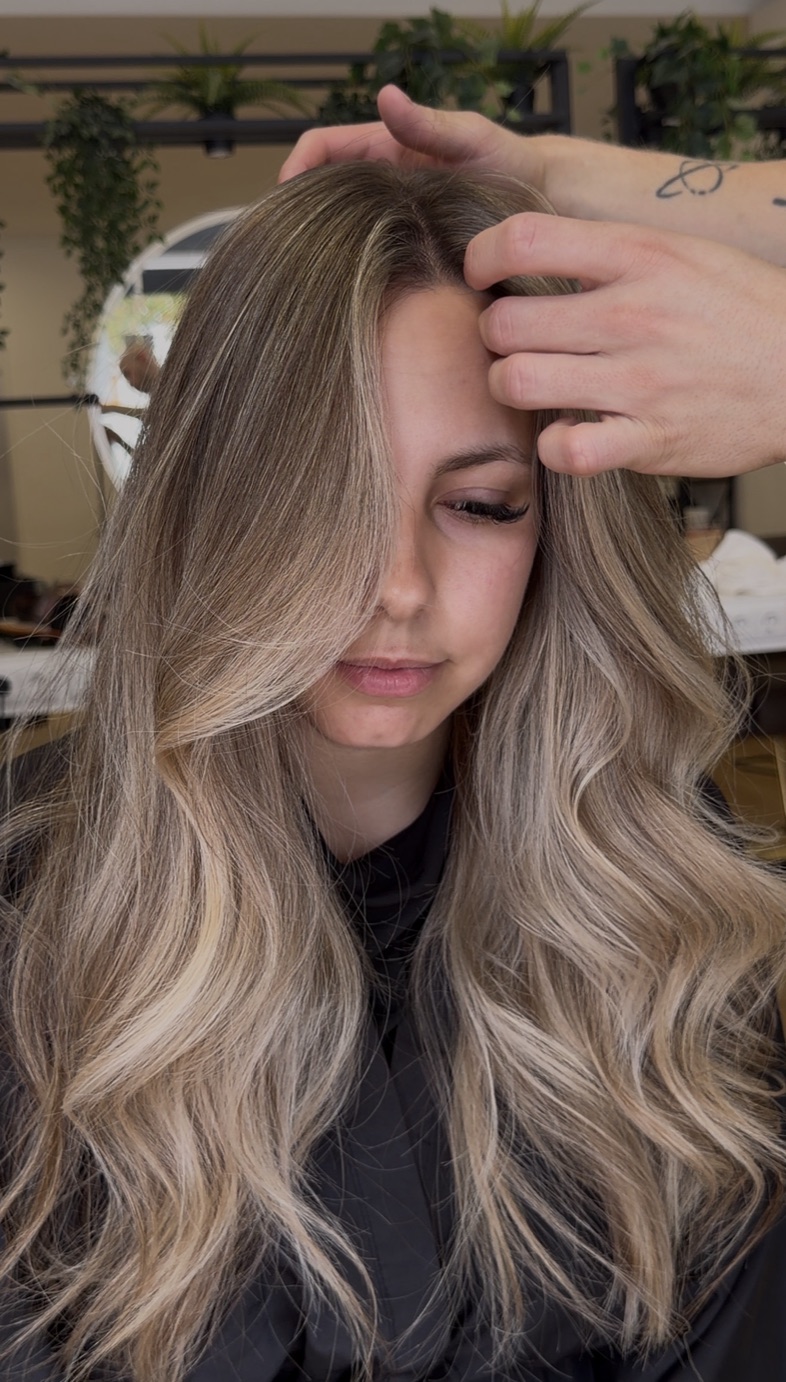 Balayage blond beige sur cheveux longs, réalisé au Camarim à Bragança